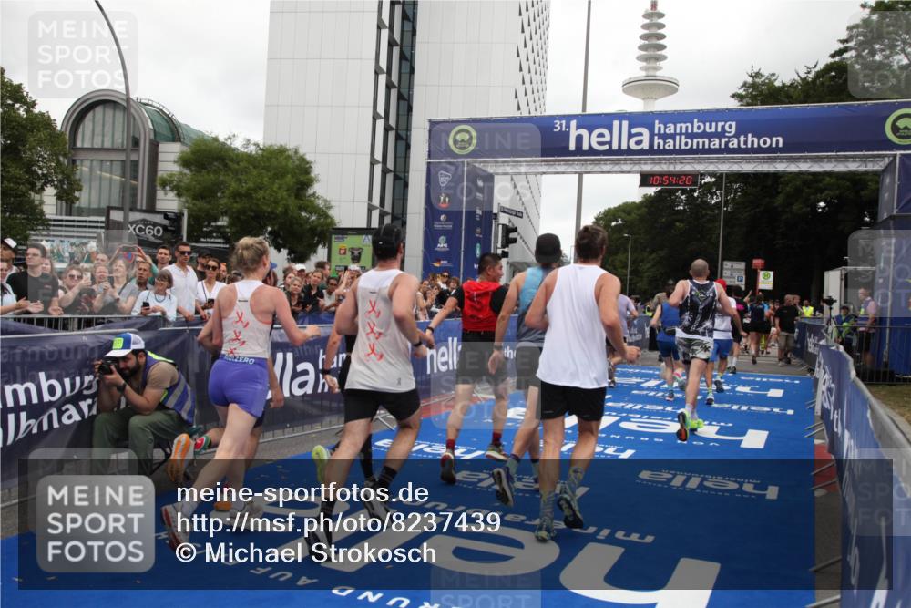 29.06.2025 - hella hamburg halbmarathon Michael Strokosch http://msf.ph/oto/8237439 29.06.2025 10:54:19 Ziel 3103, 3177, 3861, 3898, 6082, 6084, 6443, 7274, 8223, 9791, 11430, 12213, 13033, 13794, 13803, 15169, 15524, 16527, 16574, 16750, 16780, 17087 meine-sportfotos.de