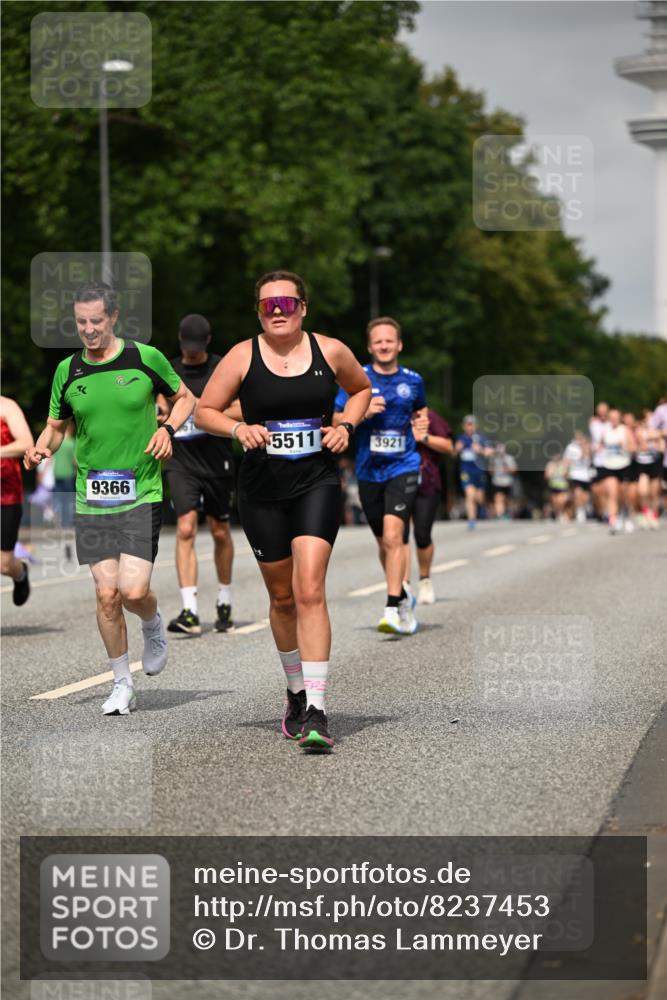 29.06.2025 - hella hamburg halbmarathon Dr. Thomas Lammeyer http://msf.ph/oto/8237453 29.06.2025 10:13:50 Kennedybrücke 1573, 1838, 3921, 5511, 7042, 7187, 7333, 7636, 8219, 8890, 9366, 9434, 9674, 9781, 10036, 10943, 11027 meine-sportfotos.de