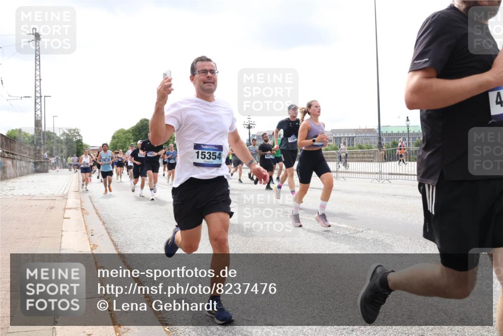 29.06.2025 - hella hamburg halbmarathon Lena Gebhardt http://msf.ph/oto/8237476 29.06.2025 10:33:44 Lombardsbrücke 1189, 1275, 1417, 1705, 1787, 1896, 1995, 2342, 2482, 2776, 2838, 3170, 3264, 3340, 3341, 3345, 3560, 3812, 4164, 4361, 4433, 4445, 4449, 4479, 4696, 4807, 4942, 5075, 5096, 5141, 5557, 5561, 5566, 5569, 5584, 5691, 5821, 5822, 5887, 6109, 6364, 6515, 6516, 6854, 6956, 6999, 7027, 7565, 7653, 7705, 8021, 8157, 8202, 8282, 8375, 8377, 8383, 8401, 8891, 9094, 9234, 9258, 9438, 9591, 9592, 9750, 9780, 9799, 9875, 9995, 10007, 10071, 10561, 11811 meine-sportfotos.de