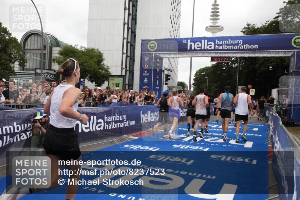29.06.2025 - hella hamburg halbmarathon Michael Strokosch http://msf.ph/oto/8237523 29.06.2025 10:54:20 Ziel 3103, 3177, 3861, 3898, 6082, 6084, 6443, 7274, 8223, 11430, 12213, 13033, 13803, 15169, 15524, 16527, 16574, 16750, 16780, 16879, 17087 meine-sportfotos.de