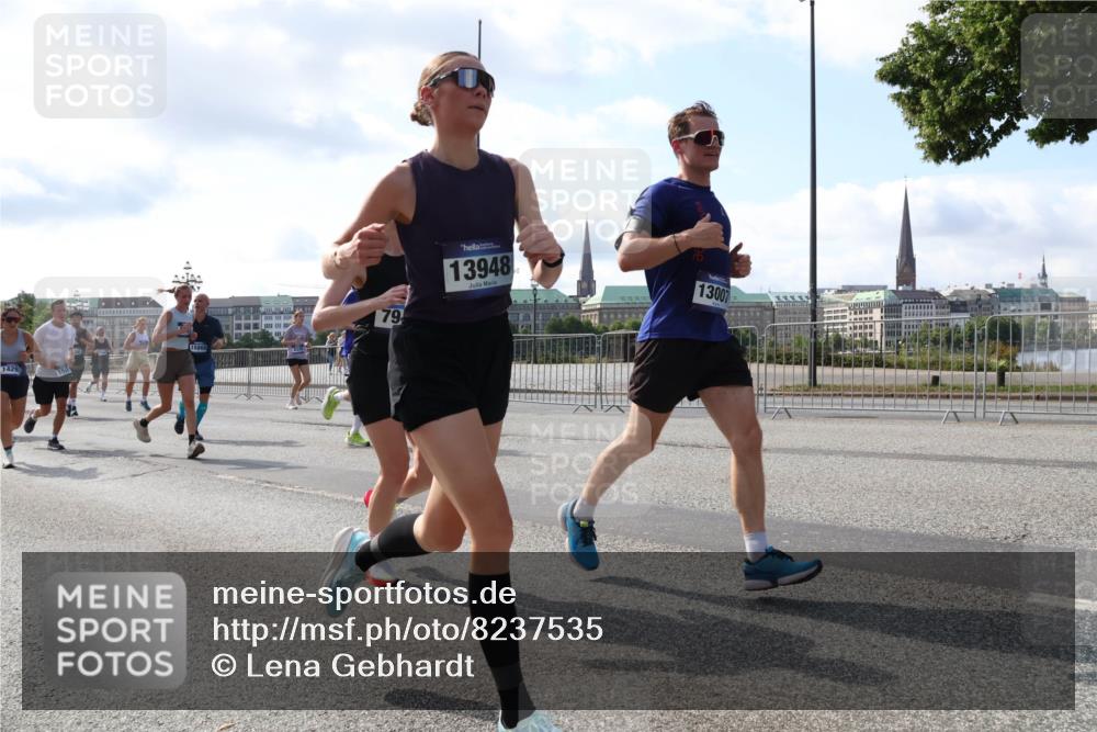 29.06.2025 - hella hamburg halbmarathon Lena Gebhardt http://msf.ph/oto/8237535 29.06.2025 09:56:17 Lombardsbrücke 1061, 1143, 1216, 1257, 1267, 1452, 1499, 1502, 1507, 1592, 1628, 1689, 1877, 2082, 2083, 2250, 2260, 2504, 2771, 2818, 2864, 2953, 2996, 3060, 3256, 3296, 3543, 4033, 4077, 4127, 4346, 4557, 4711, 4833, 5116, 5482, 5600, 5607, 5978, 6115, 6134, 6168, 6511, 6512, 7056, 7100, 7178, 7224, 7332, 7383, 7583, 7943, 8335, 8514, 8968, 8989, 8996, 9246, 9537, 10596 meine-sportfotos.de
