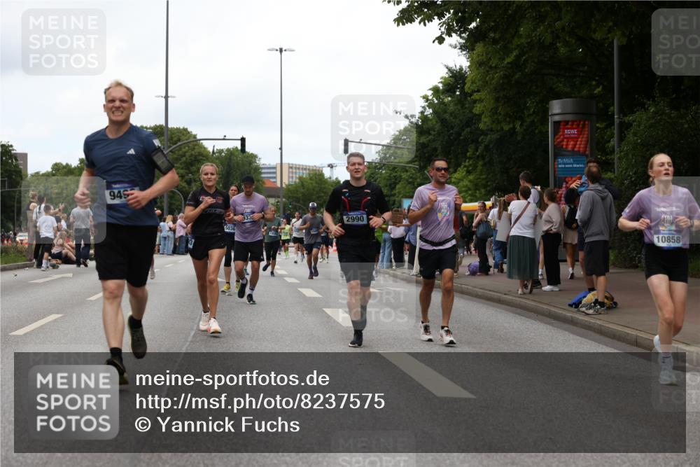 29.06.2025 - hella hamburg halbmarathon Yannick Fuchs http://msf.ph/oto/8237575 29.06.2025 11:05:02 20KM 1527, 1830, 2990, 3756, 4204, 5036, 5069, 6295, 6664, 7195, 7462, 7881, 8275, 8727, 8854, 9113, 9338, 9492, 10610, 10775, 10858, 11780, 12572, 12928, 12929, 13215, 13475, 13683, 13835, 14413, 14679, 15085, 15529, 15531, 15586, 15592, 15772, 16323 meine-sportfotos.de