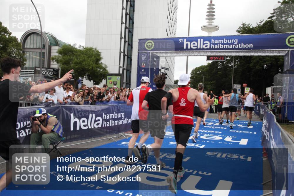 29.06.2025 - hella hamburg halbmarathon Michael Strokosch http://msf.ph/oto/8237591 29.06.2025 10:54:21 Ziel 1267, 3103, 3177, 3861, 3898, 6082, 6084, 6443, 7274, 8223, 11430, 12213, 13033, 13289, 13803, 15169, 15946, 16527, 16574, 16750, 16780, 16879, 17087, 17698, 18268 meine-sportfotos.de