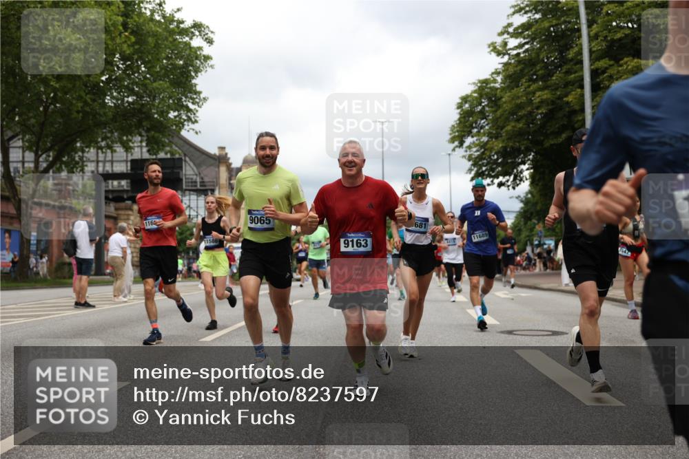 29.06.2025 - hella hamburg halbmarathon Yannick Fuchs http://msf.ph/oto/8237597 29.06.2025 10:47:11 20KM 1061, 1258, 1499, 1683, 1706, 1783, 2074, 2082, 2099, 2208, 2346, 2910, 3059, 3334, 3399, 3999, 4065, 4419, 4587, 4635, 5077, 5607, 5907, 6198, 6628, 7177, 7509, 7864, 8273, 8361, 8390, 8651, 9065, 9163, 9537, 10724, 10895, 11217, 11588, 11589, 11604, 11689, 11992, 12155, 12413, 12482, 12490, 12875, 12910, 14323, 15126, 15179, 15430, 15681, 15980, 16467, 16538, 16986, 18249, 18590, 18720, 18901, 19208, 19244 meine-sportfotos.de