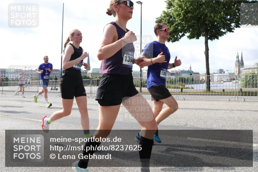 29.06.2025 - hella hamburg halbmarathon Lena Gebhardt http://msf.ph/oto/8237625 29.06.2025 09:56:17 Lombardsbrücke 1061, 1143, 1216, 1257, 1267, 1452, 1499, 1502, 1507, 1592, 1628, 1689, 1877, 2082, 2083, 2250, 2260, 2504, 2771, 2818, 2864, 2953, 2996, 3060, 3256, 3296, 3543, 4033, 4077, 4127, 4346, 4557, 4711, 4833, 5116, 5482, 5600, 5607, 5978, 6115, 6134, 6168, 6511, 6512, 7056, 7100, 7178, 7224, 7332, 7383, 7583, 7943, 8335, 8514, 8968, 8989, 8996, 9246, 9537, 10596 meine-sportfotos.de