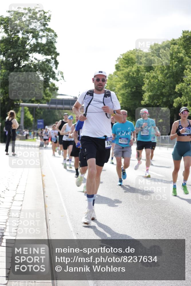 29.06.2025 - hella hamburg halbmarathon Jannik Wohlers http://msf.ph/oto/8237634 29.06.2025 09:53:51 Lombardsbrücke 1119, 1399, 1413, 1424, 1476, 1892, 1902, 2020, 2098, 2188, 2842, 3477, 3785, 4029, 4183, 4185, 4237, 4270, 5020, 6198, 6630, 6831, 7297, 8576, 8698, 8743, 8928, 9463, 9482, 9815, 10529, 11773, 11848, 12084, 12159, 12203, 12549, 12679, 12706, 12724, 12747, 13123, 13297, 13348, 13707, 13746, 14541, 14804, 15001, 15333, 15365, 15422, 15573, 15784, 15825, 15950, 16314, 16316, 16627, 16893, 17229, 17332, 17451, 17710, 18380, 18499, 18509, 18815, 19137 meine-sportfotos.de