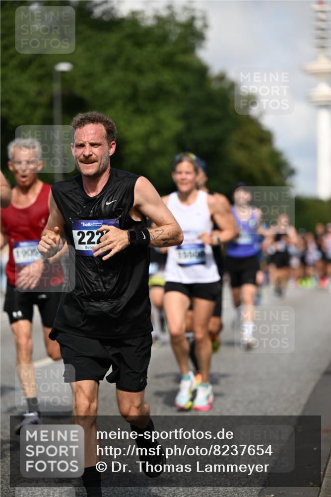 29.06.2025 - hella hamburg halbmarathon Dr. Thomas Lammeyer http://msf.ph/oto/8237654 29.06.2025 09:50:45 Kennedybrücke 1002, 1217, 1407, 1910, 2121, 2228, 2404, 2563, 2774, 2851, 3790, 3935, 4246, 4740, 5961, 6032, 6305, 6473, 6915, 7831, 7972, 8366, 8395, 9171, 9376, 9508, 10771, 11055 meine-sportfotos.de