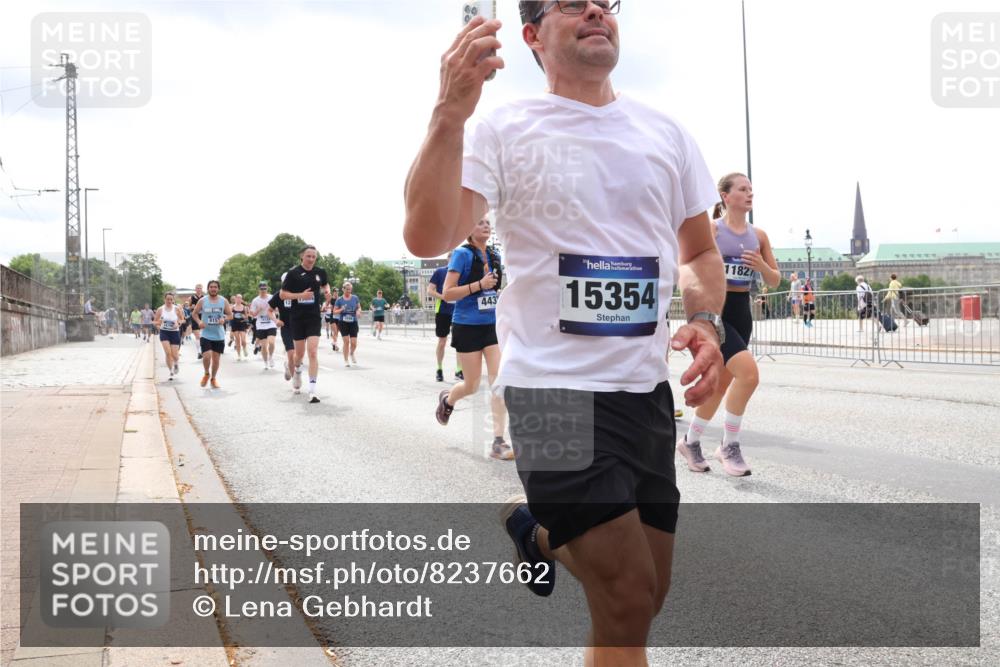 29.06.2025 - hella hamburg halbmarathon Lena Gebhardt http://msf.ph/oto/8237662 29.06.2025 10:33:44 Lombardsbrücke 1189, 1275, 1417, 1705, 1787, 1896, 1995, 2342, 2482, 2776, 2838, 3170, 3264, 3340, 3341, 3345, 3560, 3812, 4164, 4361, 4433, 4445, 4449, 4479, 4696, 4807, 4942, 5075, 5096, 5141, 5557, 5561, 5566, 5569, 5584, 5691, 5821, 5822, 5887, 6109, 6364, 6515, 6516, 6854, 6956, 6999, 7027, 7565, 7653, 7705, 8021, 8157, 8202, 8282, 8375, 8377, 8383, 8401, 8891, 9094, 9234, 9258, 9438, 9591, 9592, 9750, 9780, 9799, 9875, 9995, 10007, 10071, 10561, 11811 meine-sportfotos.de