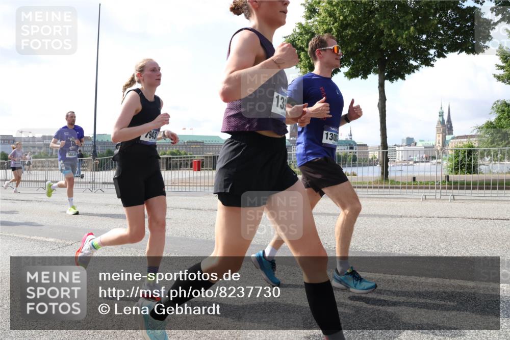 29.06.2025 - hella hamburg halbmarathon Lena Gebhardt http://msf.ph/oto/8237730 29.06.2025 09:56:18 Lombardsbrücke 1061, 1216, 1257, 1267, 1452, 1499, 1502, 1507, 1592, 1628, 1689, 1877, 2082, 2083, 2250, 2260, 2504, 2771, 2818, 2864, 2953, 2996, 3060, 3256, 3296, 3543, 4033, 4065, 4077, 4127, 4346, 4557, 4711, 4833, 5116, 5482, 5600, 5607, 5978, 6115, 6134, 6168, 6511, 6512, 7056, 7100, 7178, 7224, 7332, 7383, 7583, 7943, 8335, 8514, 8968, 8989, 8996, 9246, 9537, 10596 meine-sportfotos.de