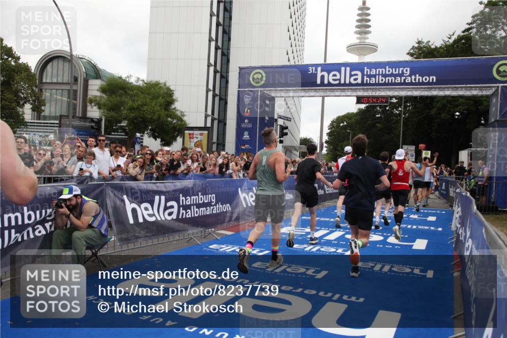 29.06.2025 - hella hamburg halbmarathon Michael Strokosch http://msf.ph/oto/8237739 29.06.2025 10:54:23 Ziel 1267, 1442, 3103, 3177, 3861, 6082, 6084, 6511, 6512, 7274, 8223, 8772, 11430, 13033, 13289, 13803, 15946, 16527, 16574, 16750, 16879, 17087, 17698, 18268 meine-sportfotos.de
