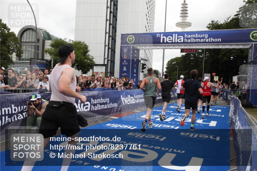 29.06.2025 - hella hamburg halbmarathon Michael Strokosch http://msf.ph/oto/8237761 29.06.2025 10:54:23 Ziel 1267, 1442, 3103, 3177, 3861, 6082, 6084, 6511, 6512, 7274, 8223, 8772, 11430, 13033, 13289, 13803, 15946, 16527, 16574, 16750, 16879, 17087, 17698, 18268 meine-sportfotos.de
