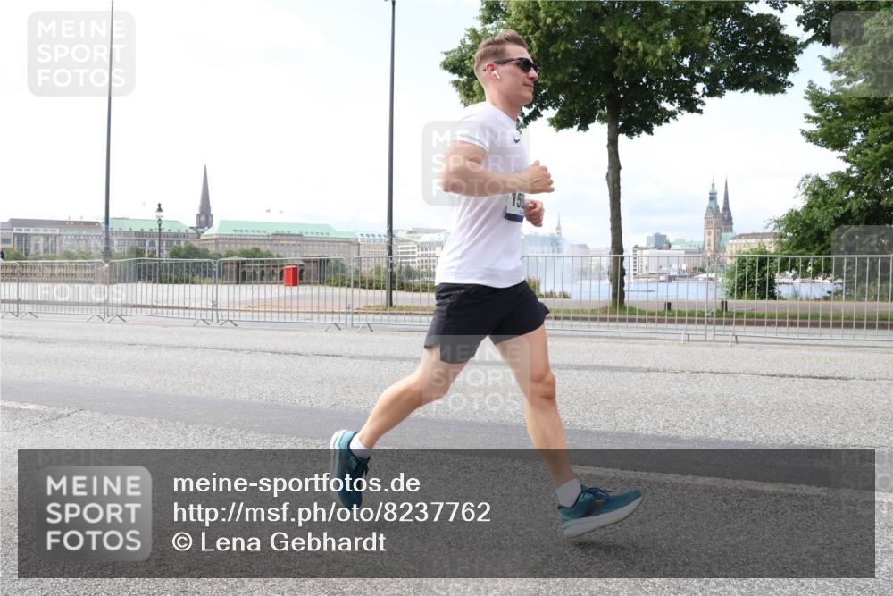 29.06.2025 - hella hamburg halbmarathon Lena Gebhardt http://msf.ph/oto/8237762 29.06.2025 10:09:35 Lombardsbrücke 1052, 1147, 1188, 1456, 1483, 1513, 1823, 1838, 2978, 4859, 5806, 5885, 6674, 7058, 7187, 8090, 8685, 9150, 9297, 9306, 9718, 9781, 9988, 10194, 10819, 11067, 11496, 12156, 12255, 12509, 12862, 13210, 13660, 13739, 14736, 15697, 16191, 16455, 16688, 16918, 17347, 17630, 17899, 18076, 18440, 18726, 18727, 19166, 19242 meine-sportfotos.de