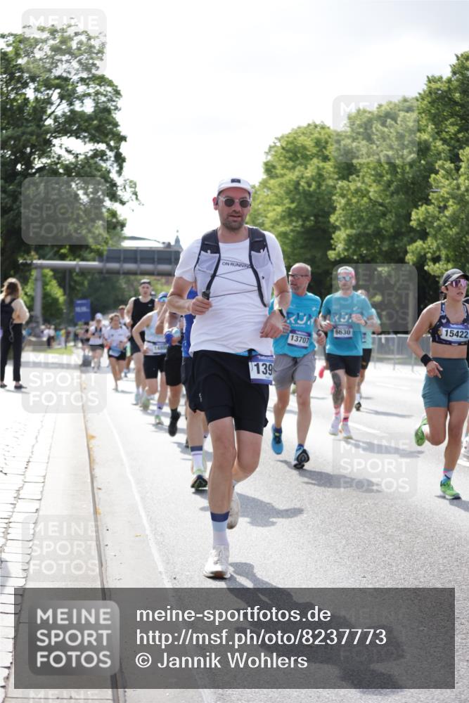 29.06.2025 - hella hamburg halbmarathon Jannik Wohlers http://msf.ph/oto/8237773 29.06.2025 09:53:51 Lombardsbrücke 1119, 1399, 1413, 1424, 1476, 1892, 1902, 2020, 2098, 2188, 2842, 3477, 3785, 4029, 4183, 4185, 4237, 4270, 5020, 6198, 6630, 6831, 7297, 8576, 8698, 8743, 8928, 9463, 9482, 9815, 10529, 11773, 11848, 12084, 12159, 12203, 12549, 12679, 12706, 12724, 12747, 13123, 13297, 13348, 13707, 13746, 14541, 14804, 15001, 15333, 15365, 15422, 15573, 15784, 15825, 15950, 16314, 16316, 16627, 16893, 17229, 17332, 17451, 17710, 18380, 18499, 18509, 18815, 19137 meine-sportfotos.de