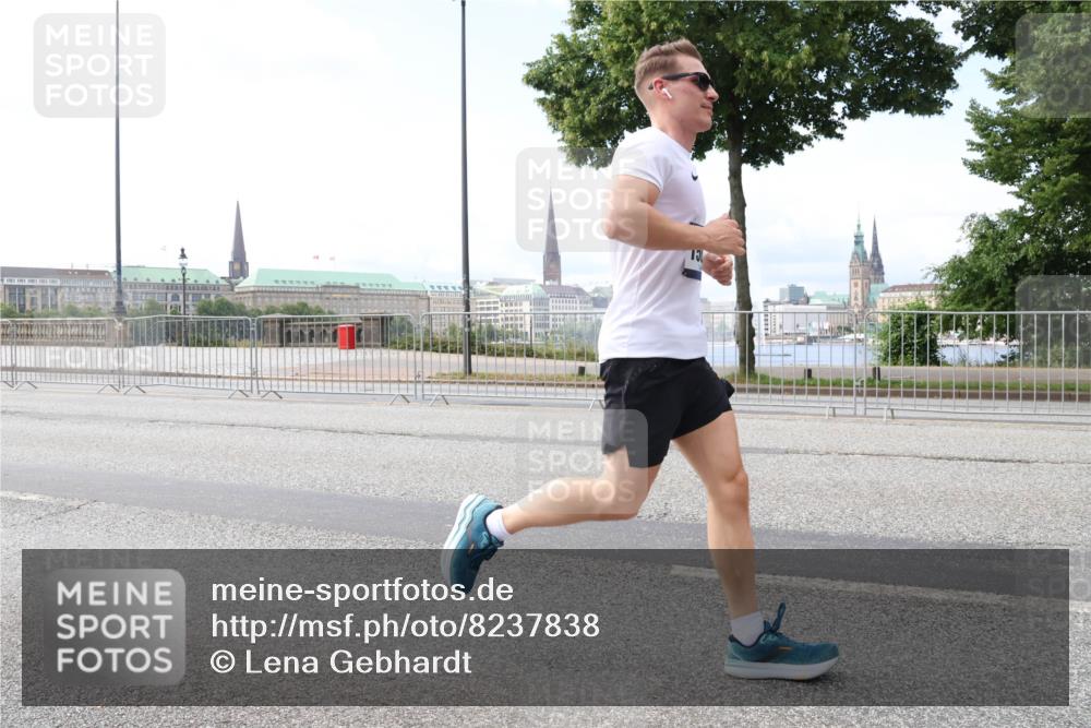 29.06.2025 - hella hamburg halbmarathon Lena Gebhardt http://msf.ph/oto/8237838 29.06.2025 10:09:35 Lombardsbrücke 1052, 1147, 1188, 1456, 1483, 1513, 1823, 1838, 2978, 4859, 5806, 5885, 6674, 7058, 7187, 8090, 8685, 9150, 9297, 9306, 9718, 9781, 9988, 10194, 10819, 11067, 11496, 12156, 12255, 12509, 12862, 13210, 13660, 13739, 14736, 15697, 16191, 16455, 16688, 16918, 17347, 17630, 17899, 18076, 18440, 18726, 18727, 19166, 19242 meine-sportfotos.de