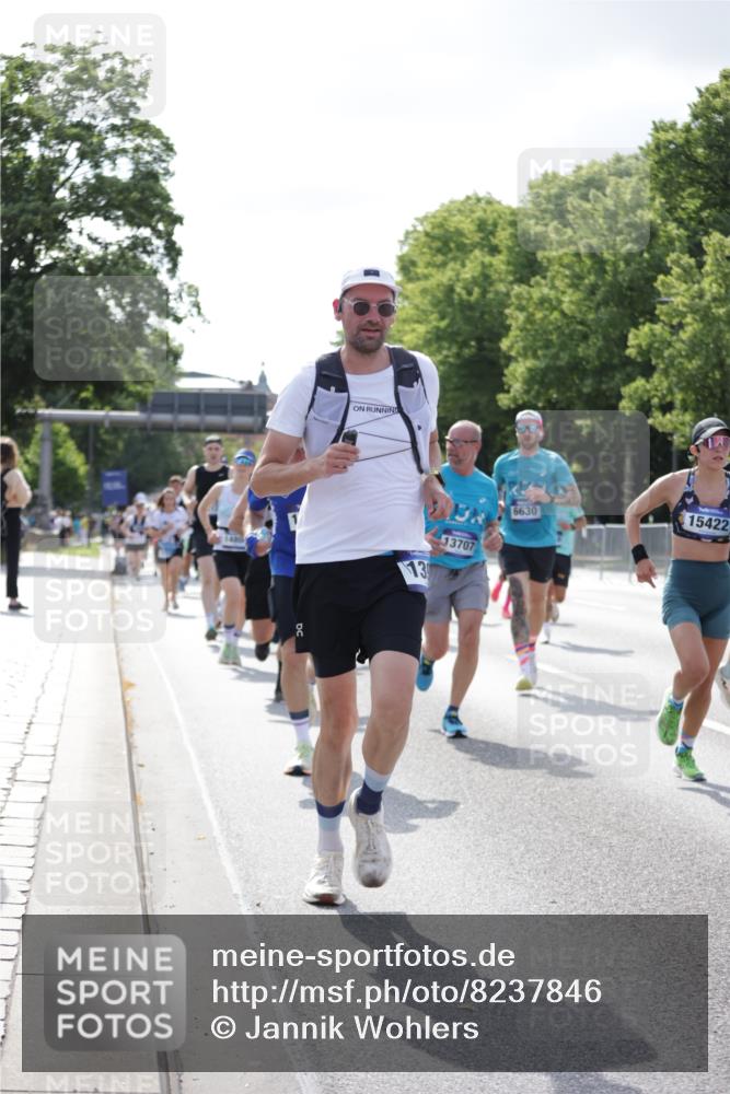 29.06.2025 - hella hamburg halbmarathon Jannik Wohlers http://msf.ph/oto/8237846 29.06.2025 09:53:51 Lombardsbrücke 1119, 1399, 1413, 1424, 1476, 1892, 1902, 2020, 2098, 2188, 2842, 3477, 3785, 4029, 4183, 4185, 4237, 4270, 5020, 6198, 6630, 6831, 7297, 8576, 8698, 8743, 8928, 9463, 9482, 9815, 10529, 11773, 11848, 12084, 12159, 12203, 12549, 12679, 12706, 12724, 12747, 13123, 13297, 13348, 13707, 13746, 14541, 14804, 15001, 15333, 15365, 15422, 15573, 15784, 15825, 15950, 16314, 16316, 16627, 16893, 17229, 17332, 17451, 17710, 18380, 18499, 18509, 18815, 19137 meine-sportfotos.de