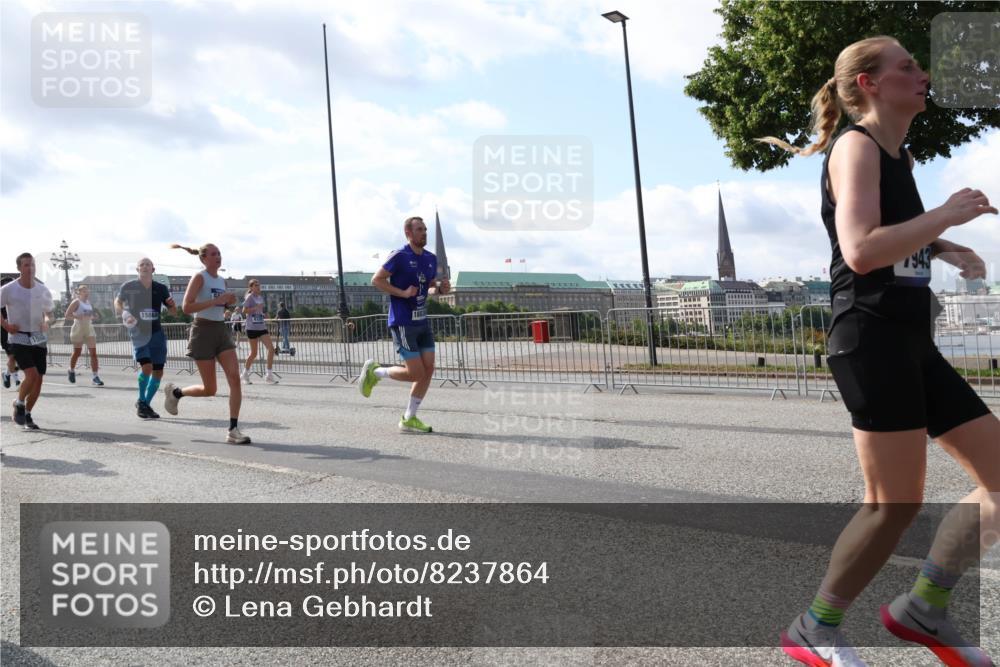 29.06.2025 - hella hamburg halbmarathon Lena Gebhardt http://msf.ph/oto/8237864 29.06.2025 09:56:18 Lombardsbrücke 1061, 1216, 1257, 1267, 1452, 1499, 1502, 1507, 1592, 1628, 1689, 1877, 2082, 2083, 2250, 2260, 2504, 2771, 2818, 2864, 2953, 2996, 3060, 3256, 3296, 3543, 4033, 4065, 4077, 4127, 4346, 4557, 4711, 4833, 5116, 5482, 5600, 5607, 5978, 6115, 6134, 6168, 6511, 6512, 7056, 7100, 7178, 7224, 7332, 7383, 7583, 7943, 8335, 8514, 8968, 8989, 8996, 9246, 9537, 10596 meine-sportfotos.de
