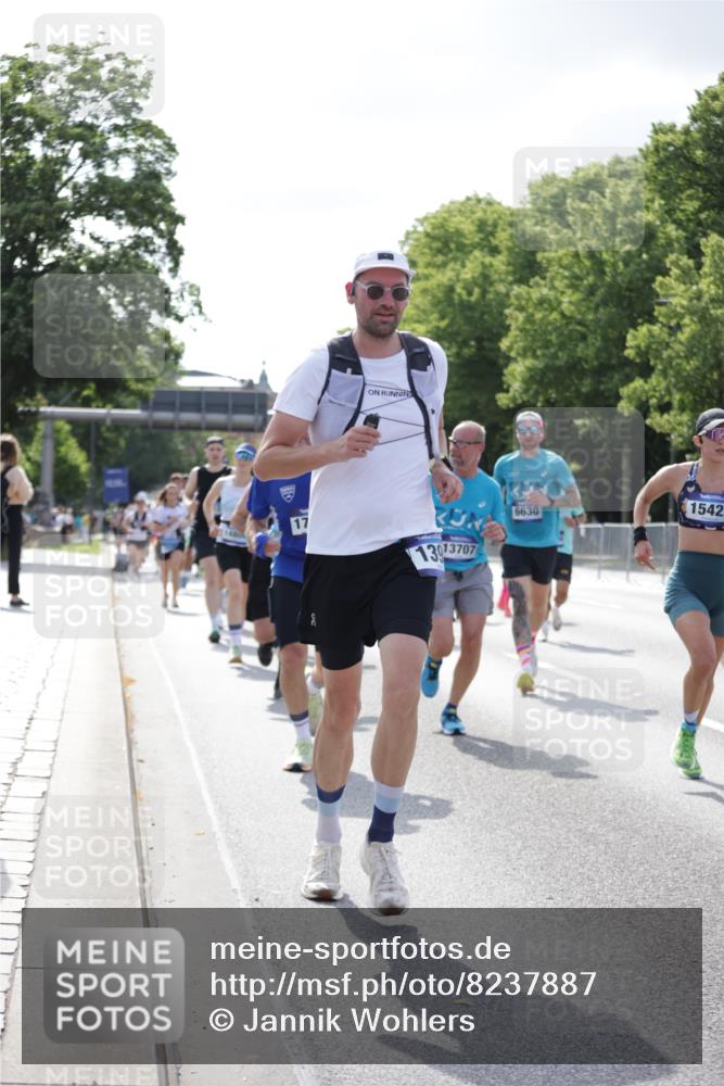 29.06.2025 - hella hamburg halbmarathon Jannik Wohlers http://msf.ph/oto/8237887 29.06.2025 09:53:51 Lombardsbrücke 1119, 1399, 1413, 1424, 1476, 1892, 1902, 2020, 2098, 2188, 2842, 3477, 3785, 4029, 4183, 4185, 4237, 4270, 5020, 6198, 6630, 6831, 7297, 8576, 8698, 8743, 8928, 9463, 9482, 9815, 10529, 11773, 11848, 12084, 12159, 12203, 12549, 12679, 12706, 12724, 12747, 13123, 13297, 13348, 13707, 13746, 14541, 14804, 15001, 15333, 15365, 15422, 15573, 15784, 15825, 15950, 16314, 16316, 16627, 16893, 17229, 17332, 17451, 17710, 18380, 18499, 18509, 18815, 19137 meine-sportfotos.de