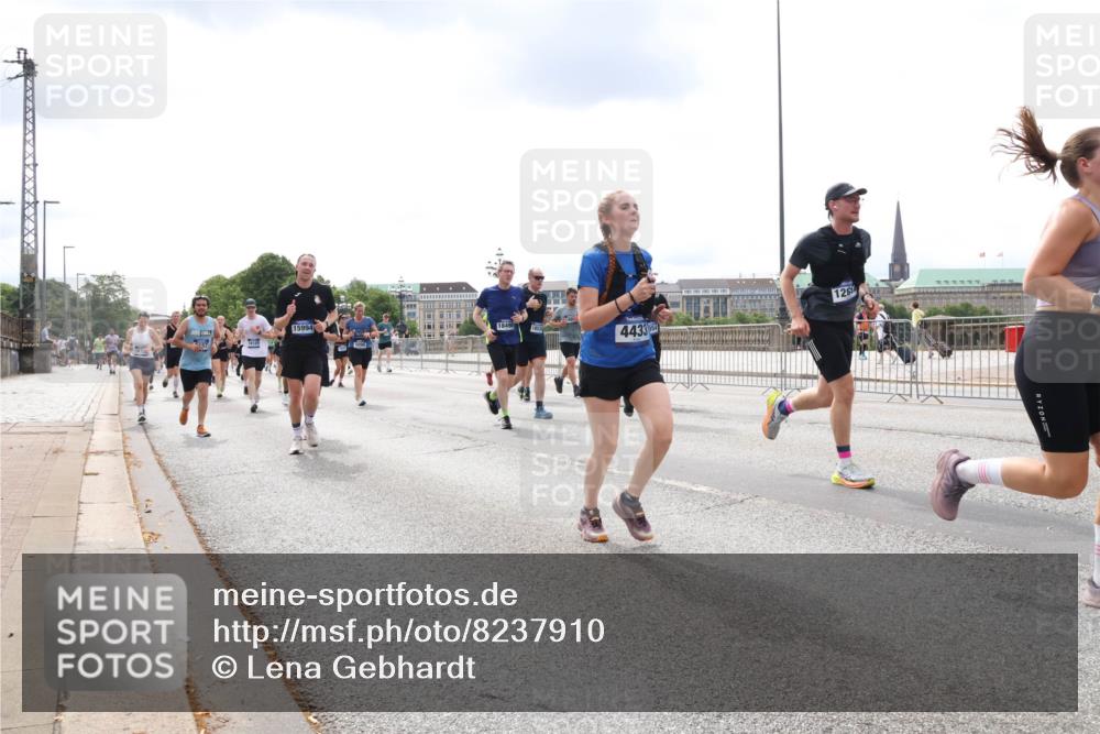 29.06.2025 - hella hamburg halbmarathon Lena Gebhardt http://msf.ph/oto/8237910 29.06.2025 10:33:45 Lombardsbrücke 1189, 1275, 1417, 1705, 1787, 1896, 1995, 2342, 2482, 2526, 2776, 2838, 3170, 3264, 3340, 3341, 3345, 3560, 3812, 4164, 4361, 4433, 4445, 4449, 4479, 4696, 4807, 4942, 5075, 5096, 5141, 5557, 5561, 5566, 5569, 5584, 5691, 5821, 5822, 5887, 6109, 6364, 6515, 6516, 6854, 6956, 6999, 7027, 7565, 7653, 7705, 8021, 8157, 8202, 8282, 8375, 8377, 8383, 8401, 8891, 9094, 9234, 9258, 9438, 9591, 9592, 9750, 9780, 9799, 9875, 9995, 10007, 10071, 10561, 11811 meine-sportfotos.de