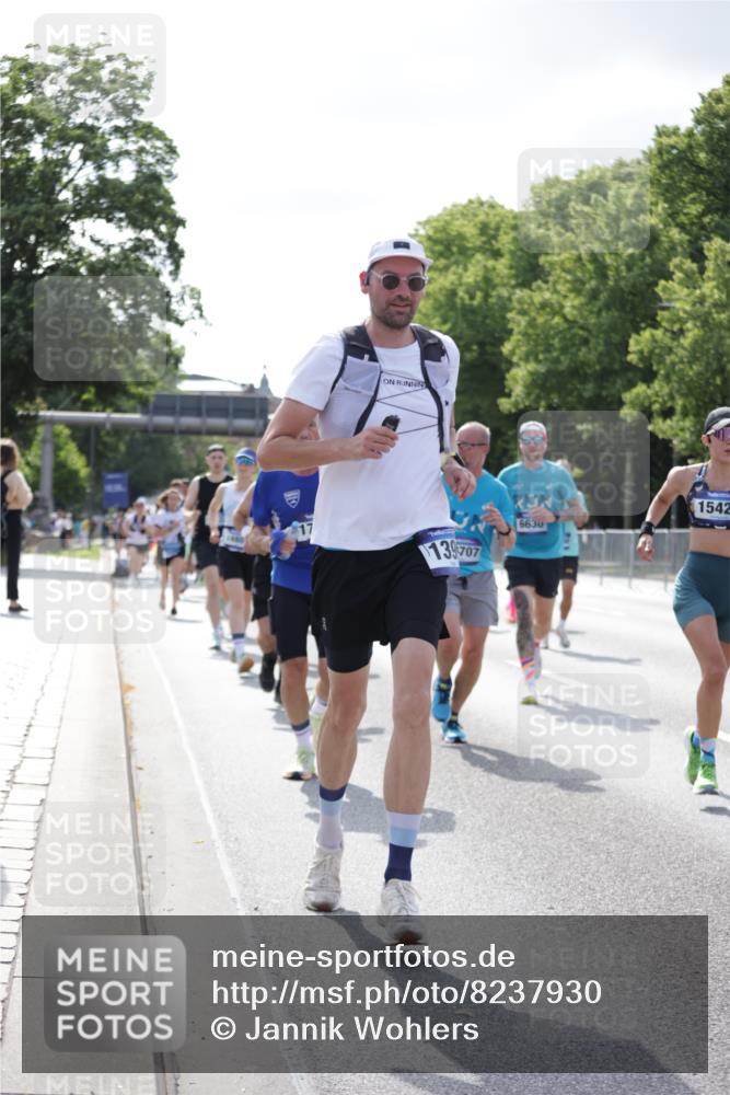 29.06.2025 - hella hamburg halbmarathon Jannik Wohlers http://msf.ph/oto/8237930 29.06.2025 09:53:51 Lombardsbrücke 1119, 1399, 1413, 1424, 1476, 1892, 1902, 2020, 2098, 2188, 2842, 3477, 3785, 4029, 4183, 4185, 4237, 4270, 5020, 6198, 6630, 6831, 7297, 8576, 8698, 8743, 8928, 9463, 9482, 9815, 10529, 11773, 11848, 12084, 12159, 12203, 12549, 12679, 12706, 12724, 12747, 13123, 13297, 13348, 13707, 13746, 14541, 14804, 15001, 15333, 15365, 15422, 15573, 15784, 15825, 15950, 16314, 16316, 16627, 16893, 17229, 17332, 17451, 17710, 18380, 18499, 18509, 18815, 19137 meine-sportfotos.de