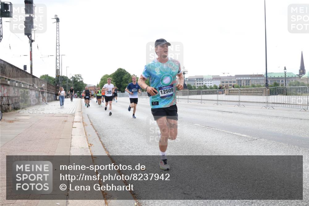 29.06.2025 - hella hamburg halbmarathon Lena Gebhardt http://msf.ph/oto/8237942 29.06.2025 10:09:36 Lombardsbrücke 1052, 1188, 1456, 1483, 1513, 1823, 1838, 2978, 4592, 4859, 5806, 5885, 6674, 7058, 7187, 8090, 8685, 9150, 9297, 9306, 9718, 9781, 9988, 10194, 10819, 11067, 12156, 12255, 12509, 12862, 13210, 13660, 13739, 14736, 15697, 16191, 16455, 16688, 16918, 17347, 17630, 17899, 18076, 18440, 18726, 18727, 19166, 19242 meine-sportfotos.de