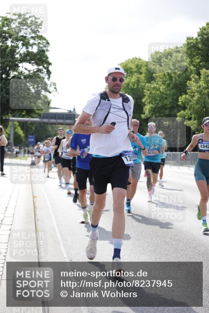 29.06.2025 - hella hamburg halbmarathon Jannik Wohlers http://msf.ph/oto/8237945 29.06.2025 09:53:51 Lombardsbrücke 1119, 1399, 1413, 1424, 1476, 1892, 1902, 2020, 2098, 2188, 2842, 3477, 3785, 4029, 4183, 4185, 4237, 4270, 5020, 6198, 6630, 6831, 7297, 8576, 8698, 8743, 8928, 9463, 9482, 9815, 10529, 11773, 11848, 12084, 12159, 12203, 12549, 12679, 12706, 12724, 12747, 13123, 13297, 13348, 13707, 13746, 14541, 14804, 15001, 15333, 15365, 15422, 15573, 15784, 15825, 15950, 16314, 16316, 16627, 16893, 17229, 17332, 17451, 17710, 18380, 18499, 18509, 18815, 19137 meine-sportfotos.de