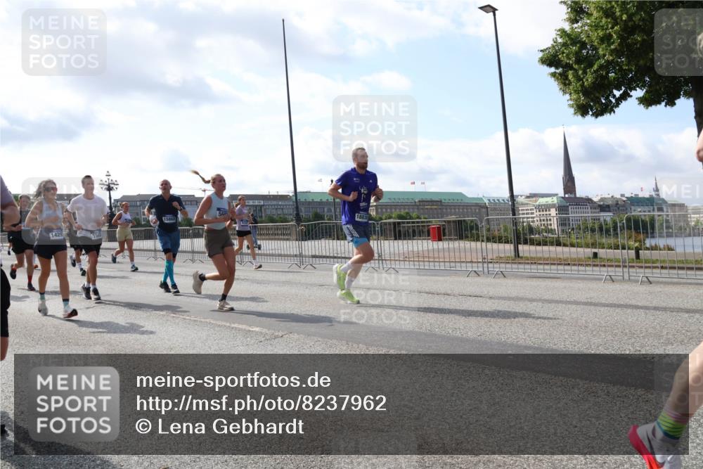 29.06.2025 - hella hamburg halbmarathon Lena Gebhardt http://msf.ph/oto/8237962 29.06.2025 09:56:18 Lombardsbrücke 1061, 1216, 1257, 1267, 1452, 1499, 1502, 1507, 1592, 1628, 1689, 1877, 2082, 2083, 2250, 2260, 2504, 2771, 2818, 2864, 2953, 2996, 3060, 3256, 3296, 3543, 4033, 4065, 4077, 4127, 4346, 4557, 4711, 4833, 5116, 5482, 5600, 5607, 5978, 6115, 6134, 6168, 6511, 6512, 7056, 7100, 7178, 7224, 7332, 7383, 7583, 7943, 8335, 8514, 8968, 8989, 8996, 9246, 9537, 10596 meine-sportfotos.de