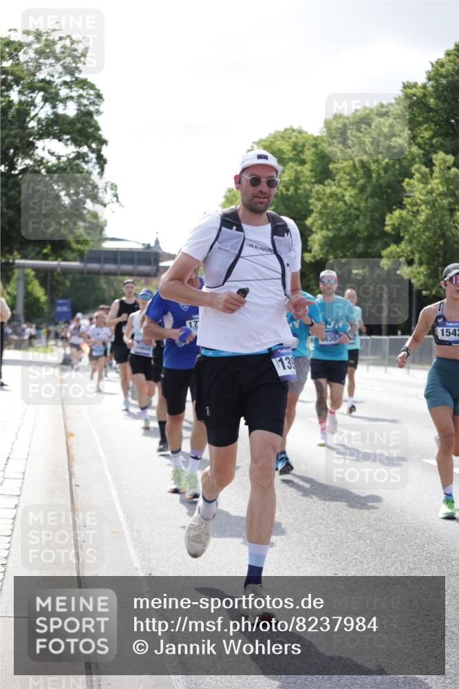 29.06.2025 - hella hamburg halbmarathon Jannik Wohlers http://msf.ph/oto/8237984 29.06.2025 09:53:51 Lombardsbrücke 1119, 1399, 1413, 1424, 1476, 1892, 1902, 2020, 2098, 2188, 2842, 3477, 3785, 4029, 4183, 4185, 4237, 4270, 5020, 6198, 6630, 6831, 7297, 8576, 8698, 8743, 8928, 9463, 9482, 9815, 10529, 11773, 11848, 12084, 12159, 12203, 12549, 12679, 12706, 12724, 12747, 13123, 13297, 13348, 13707, 13746, 14541, 14804, 15001, 15333, 15365, 15422, 15573, 15784, 15825, 15950, 16314, 16316, 16627, 16893, 17229, 17332, 17451, 17710, 18380, 18499, 18509, 18815, 19137 meine-sportfotos.de