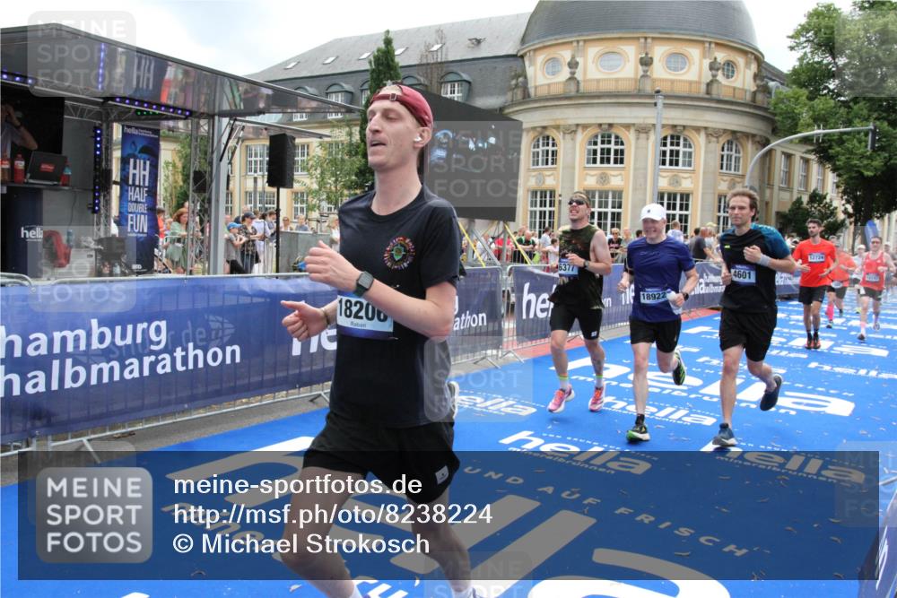 29.06.2025 - hella hamburg halbmarathon Michael Strokosch http://msf.ph/oto/8238224 29.06.2025 10:48:06 Ziel 1086, 4324, 4528, 4601, 4711, 6377, 9638, 12706, 12724, 12747, 12808, 13570, 16149, 16766, 18206, 18922, 19198 meine-sportfotos.de