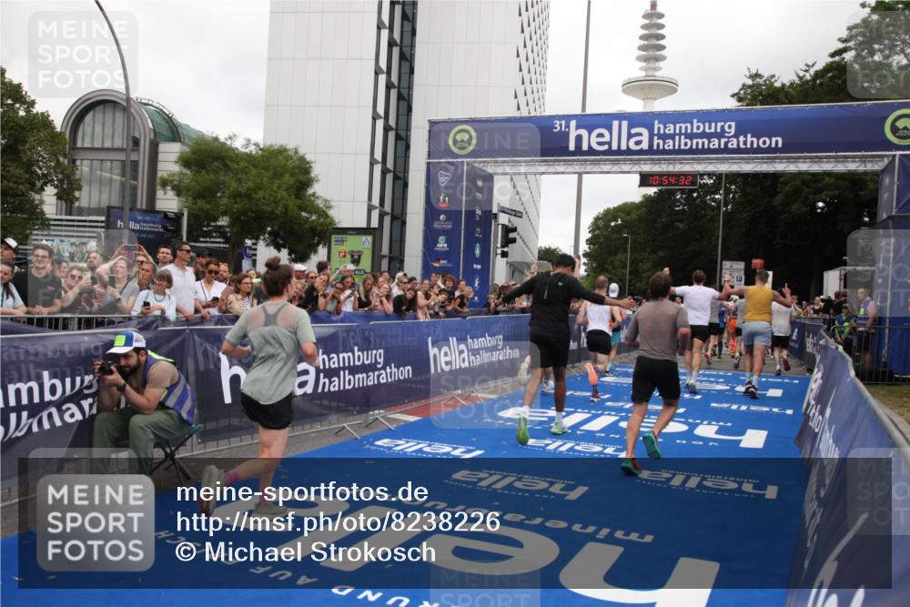 29.06.2025 - hella hamburg halbmarathon Michael Strokosch http://msf.ph/oto/8238226 29.06.2025 10:54:31 Ziel 1442, 3426, 3794, 4635, 4868, 6511, 6512, 7129, 8772, 11009, 11797, 11799, 12321, 12362, 15146, 16327, 19067 meine-sportfotos.de