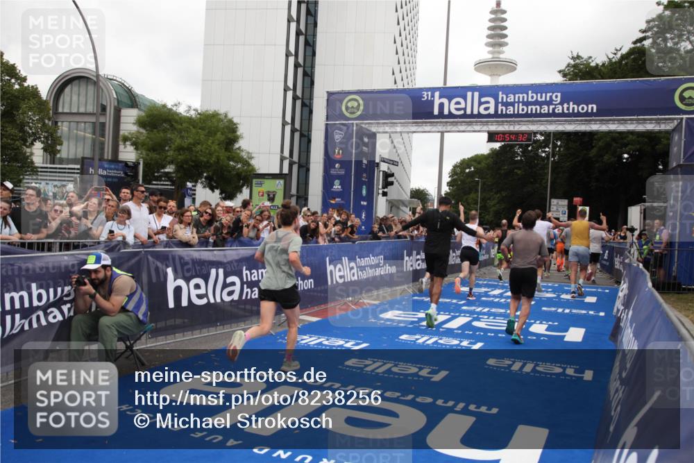 29.06.2025 - hella hamburg halbmarathon Michael Strokosch http://msf.ph/oto/8238256 29.06.2025 10:54:31 Ziel 1442, 3426, 3794, 4635, 4868, 6511, 6512, 7129, 8772, 11009, 11797, 11799, 12321, 12362, 15146, 16327, 19067 meine-sportfotos.de