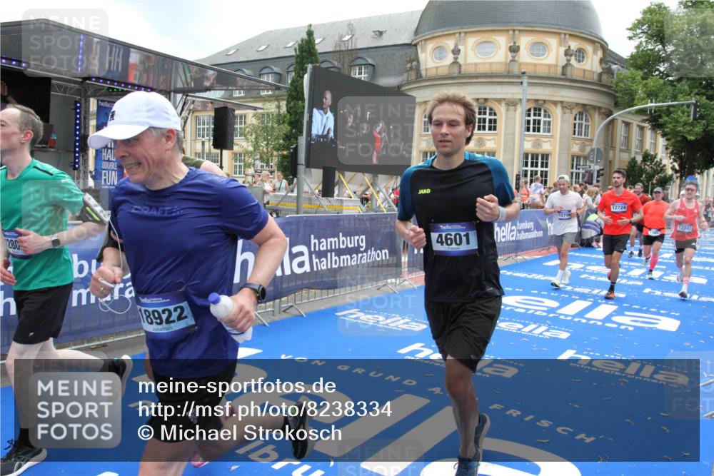 29.06.2025 - hella hamburg halbmarathon Michael Strokosch http://msf.ph/oto/8238334 29.06.2025 10:48:07 Ziel 1086, 4324, 4528, 4601, 4711, 6377, 9626, 9638, 12706, 12724, 12747, 12808, 13570, 16094, 16149, 18206, 18922, 19198 meine-sportfotos.de