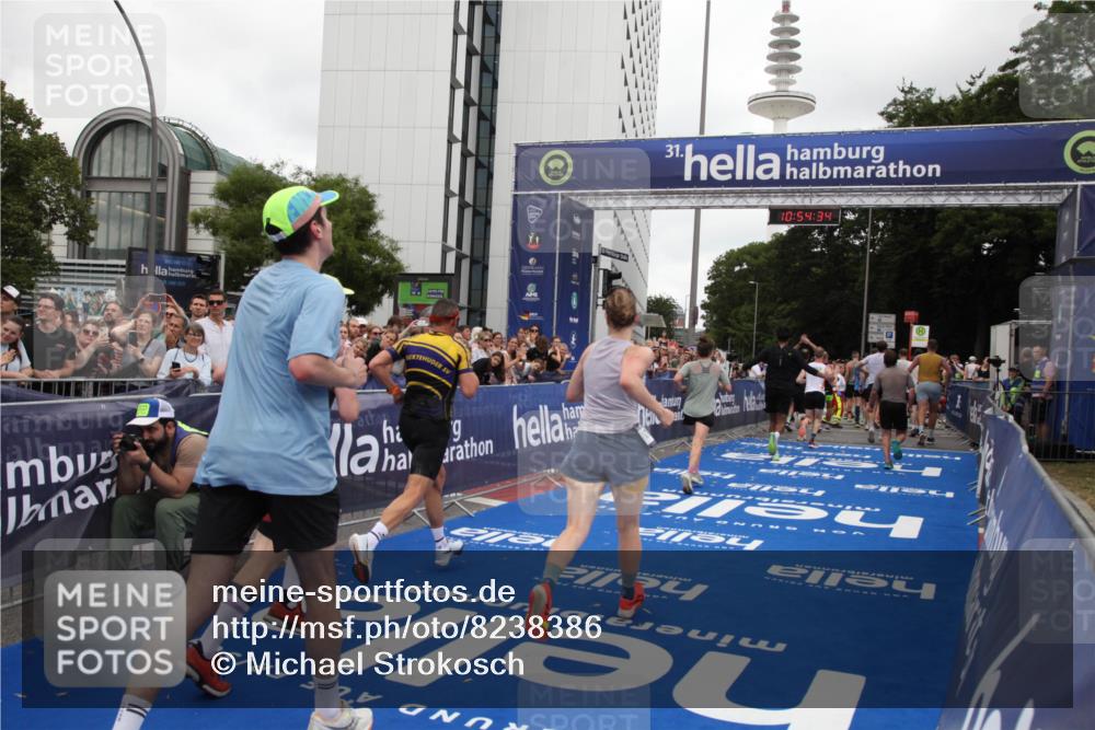 29.06.2025 - hella hamburg halbmarathon Michael Strokosch http://msf.ph/oto/8238386 29.06.2025 10:54:33 Ziel 2474, 3426, 3794, 4635, 4868, 7129, 8798, 11009, 11797, 11799, 12321, 12362, 12607, 15146, 16327, 19067 meine-sportfotos.de
