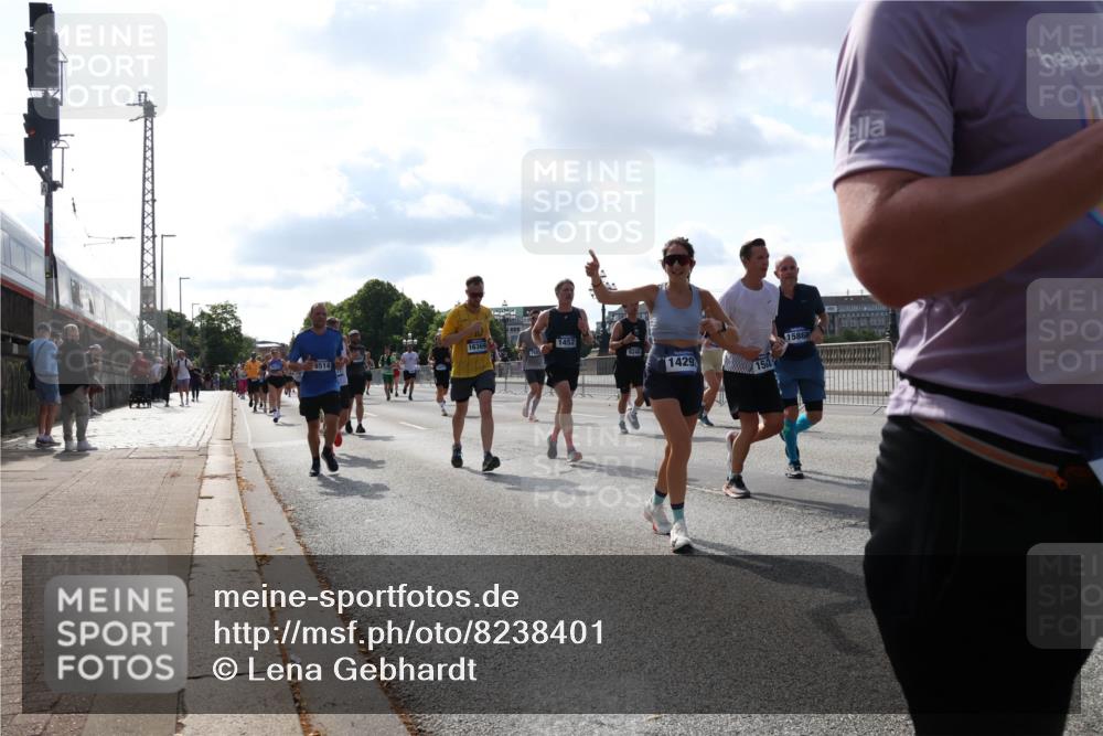 29.06.2025 - hella hamburg halbmarathon Lena Gebhardt http://msf.ph/oto/8238401 29.06.2025 09:56:19 Lombardsbrücke 1061, 1216, 1257, 1267, 1452, 1499, 1502, 1507, 1592, 1628, 1689, 1877, 2058, 2082, 2083, 2250, 2260, 2504, 2771, 2818, 2864, 2953, 2996, 3060, 3256, 3296, 3543, 4065, 4077, 4346, 4557, 4711, 4833, 5116, 5482, 5600, 5607, 5978, 6115, 6134, 6168, 6286, 6511, 6512, 7056, 7100, 7178, 7224, 7332, 7383, 7583, 7943, 8335, 8361, 8514, 8968, 8989, 8996, 9246, 9537, 10596 meine-sportfotos.de
