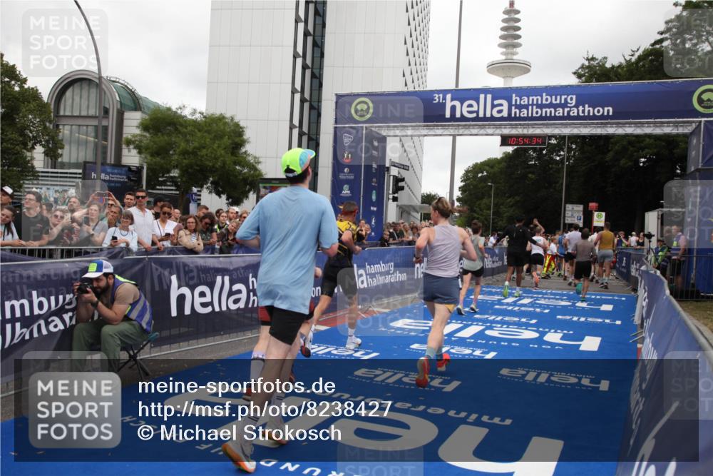 29.06.2025 - hella hamburg halbmarathon Michael Strokosch http://msf.ph/oto/8238427 29.06.2025 10:54:33 Ziel 2474, 3426, 3794, 4635, 4868, 7129, 8798, 11009, 11797, 11799, 12321, 12362, 12607, 15146, 16327, 19067 meine-sportfotos.de