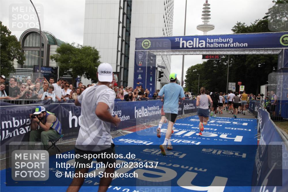 29.06.2025 - hella hamburg halbmarathon Michael Strokosch http://msf.ph/oto/8238437 29.06.2025 10:54:34 Ziel 2474, 3426, 3794, 4868, 5259, 7129, 8798, 11009, 11797, 11799, 12321, 12607, 15146, 16327, 19067 meine-sportfotos.de