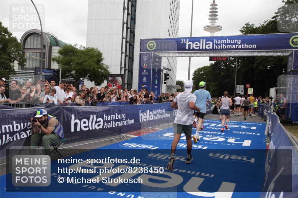 29.06.2025 - hella hamburg halbmarathon Michael Strokosch http://msf.ph/oto/8238450 29.06.2025 10:54:35 Ziel 2474, 3794, 4868, 5259, 7129, 8798, 11009, 11797, 11799, 12321, 12607, 15146, 19067 meine-sportfotos.de