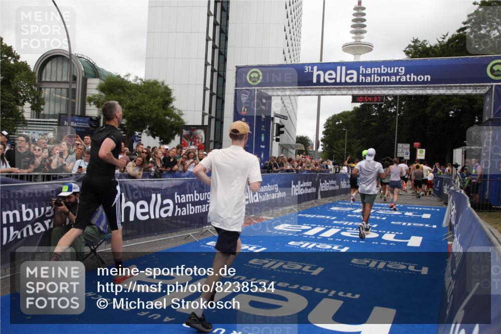 29.06.2025 - hella hamburg halbmarathon Michael Strokosch http://msf.ph/oto/8238534 29.06.2025 10:54:36 Ziel 2474, 3794, 4868, 5259, 7129, 8798, 10040, 10368, 10376, 11797, 11799, 12607, 15146 meine-sportfotos.de