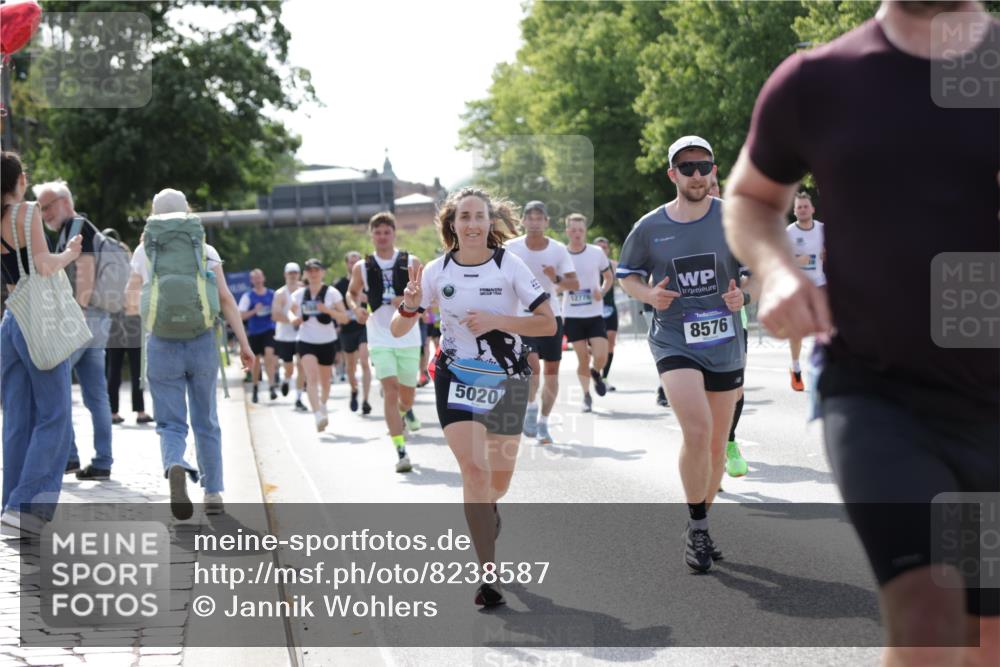 29.06.2025 - hella hamburg halbmarathon Jannik Wohlers http://msf.ph/oto/8238587 29.06.2025 09:53:57 Lombardsbrücke 1171, 1342, 1399, 1892, 2020, 2098, 2188, 2842, 2889, 3477, 3562, 3785, 4017, 4029, 4183, 4185, 4270, 5020, 6266, 6630, 6831, 7297, 7709, 8576, 8698, 8743, 9463, 9815, 10057, 10237, 10529, 11773, 12159, 12203, 12413, 12549, 12747, 12776, 13123, 13348, 13398, 13707, 13746, 14804, 15001, 15333, 15422, 15573, 15825, 15981, 16314, 16316, 16626, 16627, 16893, 17229, 17332, 17710, 17905, 18380, 18499, 18509, 18815, 19038, 19051, 19137 meine-sportfotos.de