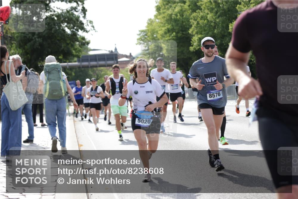 29.06.2025 - hella hamburg halbmarathon Jannik Wohlers http://msf.ph/oto/8238608 29.06.2025 09:53:57 Lombardsbrücke 1171, 1342, 1399, 1892, 2020, 2098, 2188, 2842, 2889, 3477, 3562, 3785, 4017, 4029, 4183, 4185, 4270, 5020, 6266, 6630, 6831, 7297, 7709, 8576, 8698, 8743, 9463, 9815, 10057, 10237, 10529, 11773, 12159, 12203, 12413, 12549, 12747, 12776, 13123, 13348, 13398, 13707, 13746, 14804, 15001, 15333, 15422, 15573, 15825, 15981, 16314, 16316, 16626, 16627, 16893, 17229, 17332, 17710, 17905, 18380, 18499, 18509, 18815, 19038, 19051, 19137 meine-sportfotos.de