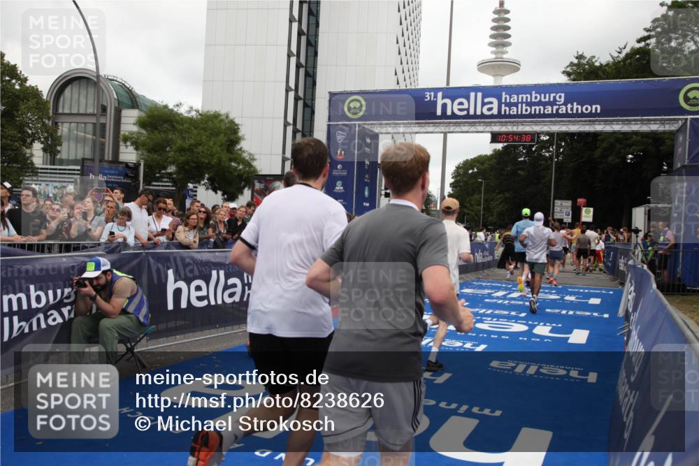 29.06.2025 - hella hamburg halbmarathon Michael Strokosch http://msf.ph/oto/8238626 29.06.2025 10:54:37 Ziel 2474, 3794, 4868, 5259, 8798, 9012, 10040, 10368, 10376, 11797, 11799, 12607, 15146 meine-sportfotos.de