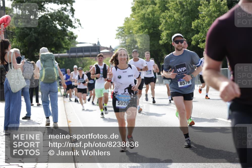 29.06.2025 - hella hamburg halbmarathon Jannik Wohlers http://msf.ph/oto/8238636 29.06.2025 09:53:57 Lombardsbrücke 1171, 1342, 1399, 1892, 2020, 2098, 2188, 2842, 2889, 3477, 3562, 3785, 4017, 4029, 4183, 4185, 4270, 5020, 6266, 6630, 6831, 7297, 7709, 8576, 8698, 8743, 9463, 9815, 10057, 10237, 10529, 11773, 12159, 12203, 12413, 12549, 12747, 12776, 13123, 13348, 13398, 13707, 13746, 14804, 15001, 15333, 15422, 15573, 15825, 15981, 16314, 16316, 16626, 16627, 16893, 17229, 17332, 17710, 17905, 18380, 18499, 18509, 18815, 19038, 19051, 19137 meine-sportfotos.de