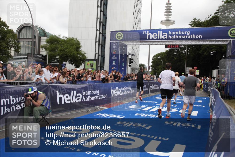 29.06.2025 - hella hamburg halbmarathon Michael Strokosch http://msf.ph/oto/8238657 29.06.2025 10:54:38 Ziel 2474, 3794, 5259, 8798, 9012, 10040, 10368, 10376, 11797, 11799, 12607, 15146 meine-sportfotos.de