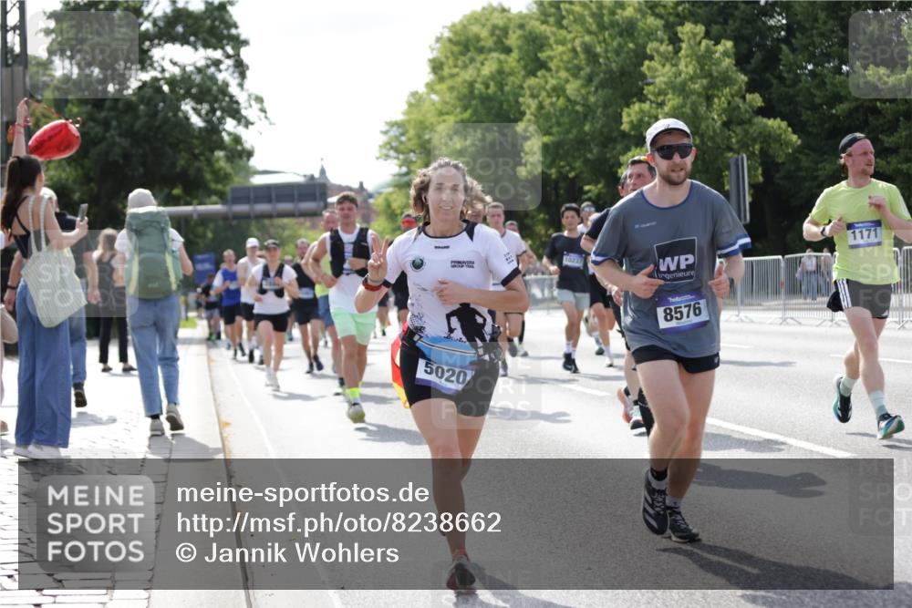 29.06.2025 - hella hamburg halbmarathon Jannik Wohlers http://msf.ph/oto/8238662 29.06.2025 09:53:58 Lombardsbrücke 1171, 1342, 1399, 1549, 2020, 2098, 2188, 2842, 2889, 3477, 3562, 3785, 4017, 4029, 4270, 4816, 5020, 6266, 6630, 7297, 7709, 8576, 8698, 8743, 9463, 9815, 10057, 10237, 10529, 11773, 12159, 12413, 12549, 12747, 12776, 13123, 13348, 13398, 13707, 13746, 14804, 15001, 15333, 15422, 15573, 15825, 15981, 16314, 16316, 16626, 16627, 17229, 17332, 17461, 17710, 17905, 18380, 18509, 18815, 19038, 19051, 19137 meine-sportfotos.de