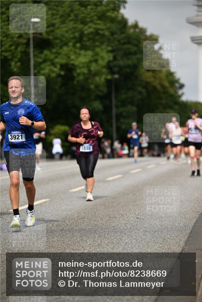 29.06.2025 - hella hamburg halbmarathon Dr. Thomas Lammeyer http://msf.ph/oto/8238669 29.06.2025 10:13:52 Kennedybrücke 1573, 1838, 3921, 5511, 7042, 7187, 7333, 7636, 8090, 8219, 8890, 9366, 9434, 9674, 9781, 9816, 10036, 10943, 11027, 11180 meine-sportfotos.de
