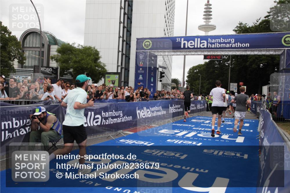 29.06.2025 - hella hamburg halbmarathon Michael Strokosch http://msf.ph/oto/8238679 29.06.2025 10:54:39 Ziel 2474, 3794, 5259, 8798, 9012, 10040, 10368, 10376, 12607, 15146 meine-sportfotos.de