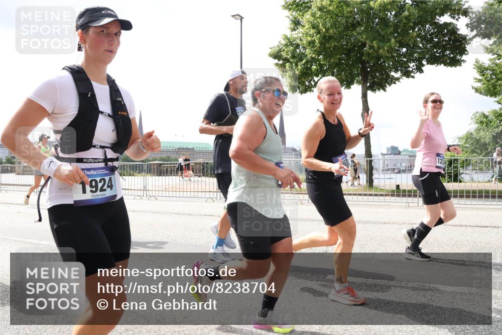 29.06.2025 - hella hamburg halbmarathon Lena Gebhardt http://msf.ph/oto/8238704 29.06.2025 10:45:16 Lombardsbrücke 1024, 1273, 1629, 1685, 1713, 1798, 1924, 2007, 2216, 2217, 2657, 2664, 2779, 2973, 3160, 3164, 3357, 3377, 3570, 3879, 3993, 4099, 4102, 4186, 4224, 4275, 4306, 4337, 4504, 4820, 4851, 5099, 5108, 5190, 5339, 5636, 5949, 6150, 6509, 6763, 6788, 6841, 6888, 6911, 6922, 6980, 7283, 7530, 7541, 7699, 7859, 7912, 8582, 8594, 8605, 8762, 8907, 9036, 9620, 10030, 10182, 10225, 10562, 10566, 10668, 10707, 11314, 12198, 12332, 12334, 12394, 13039, 13261 meine-sportfotos.de