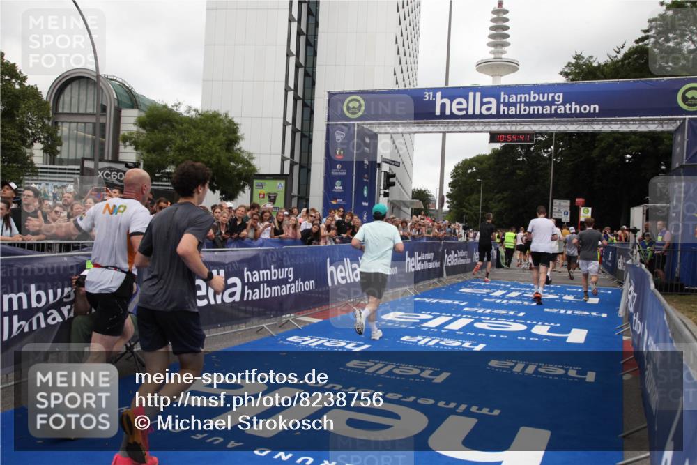 29.06.2025 - hella hamburg halbmarathon Michael Strokosch http://msf.ph/oto/8238756 29.06.2025 10:54:40 Ziel 1125, 2474, 5259, 8798, 9012, 10040, 10368, 10376, 12489, 12607, 17765 meine-sportfotos.de