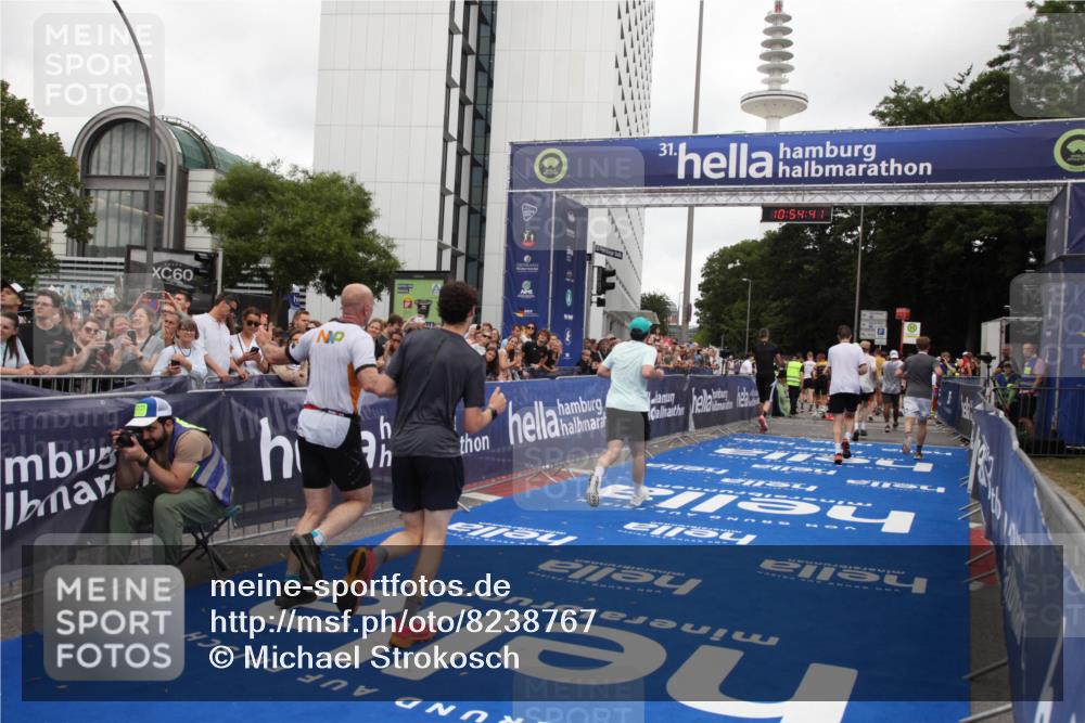 29.06.2025 - hella hamburg halbmarathon Michael Strokosch http://msf.ph/oto/8238767 29.06.2025 10:54:40 Ziel 1125, 2474, 5259, 8798, 9012, 10040, 10368, 10376, 12489, 12607, 17765 meine-sportfotos.de