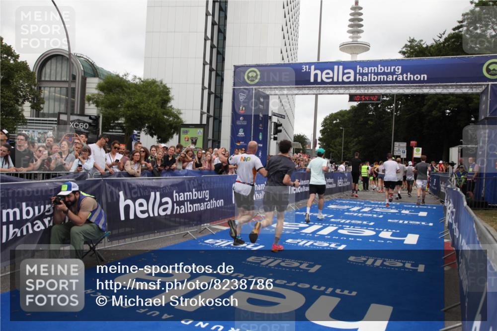 29.06.2025 - hella hamburg halbmarathon Michael Strokosch http://msf.ph/oto/8238786 29.06.2025 10:54:41 Ziel 1125, 2474, 3310, 5259, 7478, 8798, 9012, 10040, 10368, 10376, 12489, 12607, 15389, 15584, 17765, 19000 meine-sportfotos.de