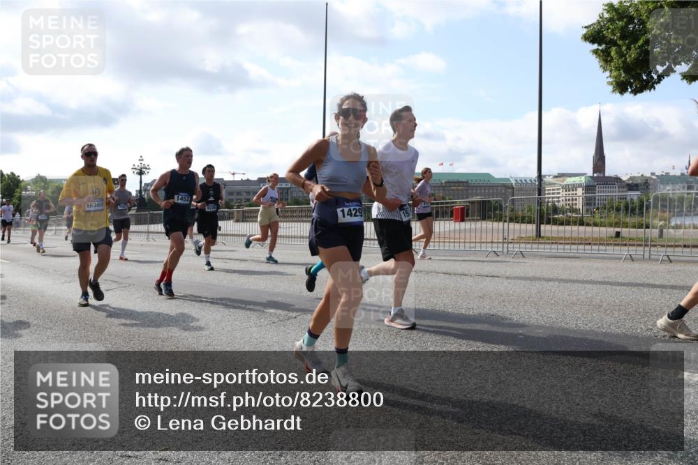29.06.2025 - hella hamburg halbmarathon Lena Gebhardt http://msf.ph/oto/8238800 29.06.2025 09:56:20 Lombardsbrücke 1061, 1216, 1257, 1452, 1499, 1502, 1507, 1592, 1628, 1689, 1877, 2058, 2082, 2083, 2250, 2260, 2504, 2771, 2818, 2864, 2953, 2996, 3060, 3256, 3296, 3543, 4065, 4077, 4346, 4404, 4557, 4711, 4833, 5116, 5482, 5600, 5607, 5978, 6115, 6134, 6168, 6286, 6511, 6512, 7056, 7100, 7178, 7224, 7332, 7383, 7475, 7583, 7943, 8335, 8361, 8514, 8968, 8989, 8996, 9246, 9537, 10596 meine-sportfotos.de
